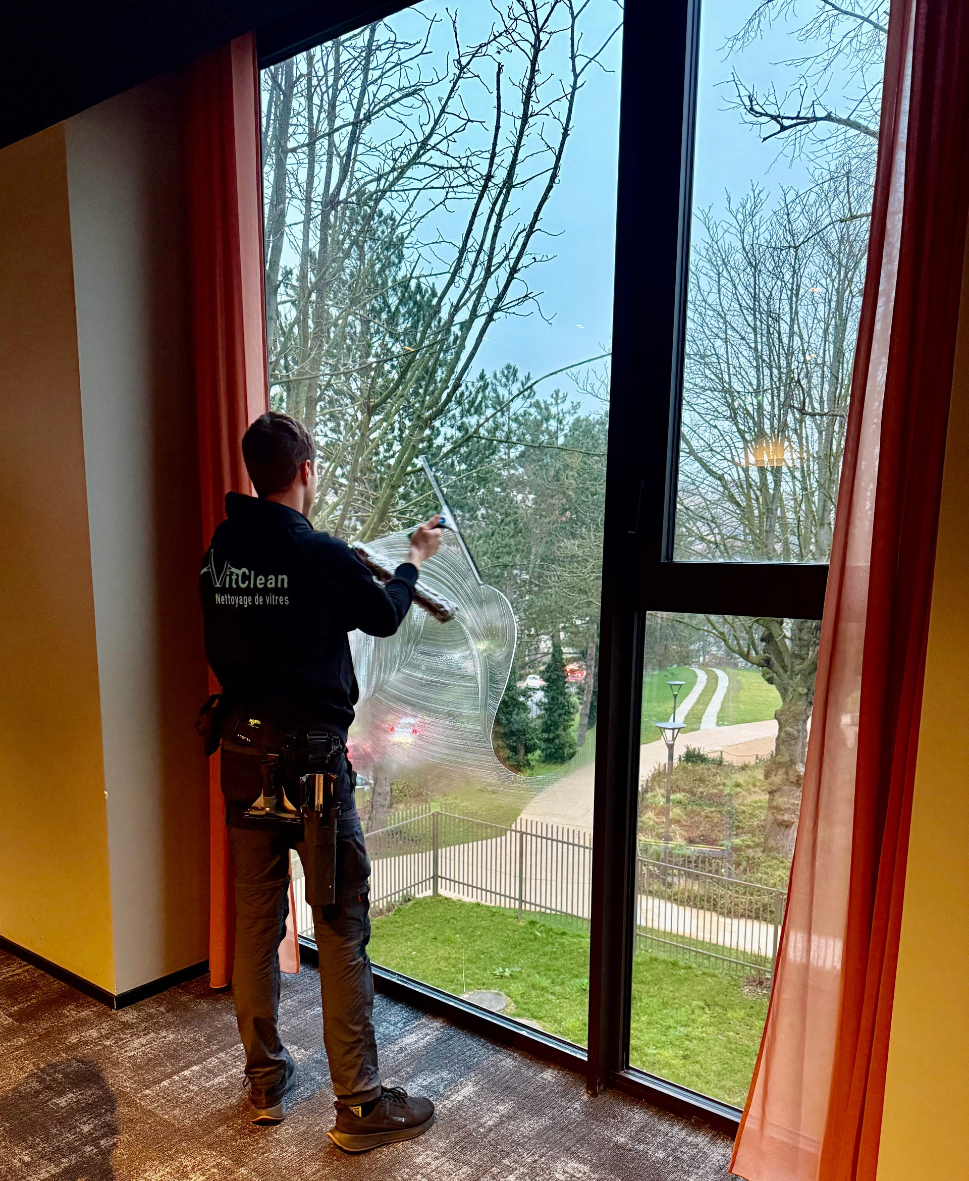 Techniques de nettoyage de vitres : les bases à maîtriser pour un résultat sans traces