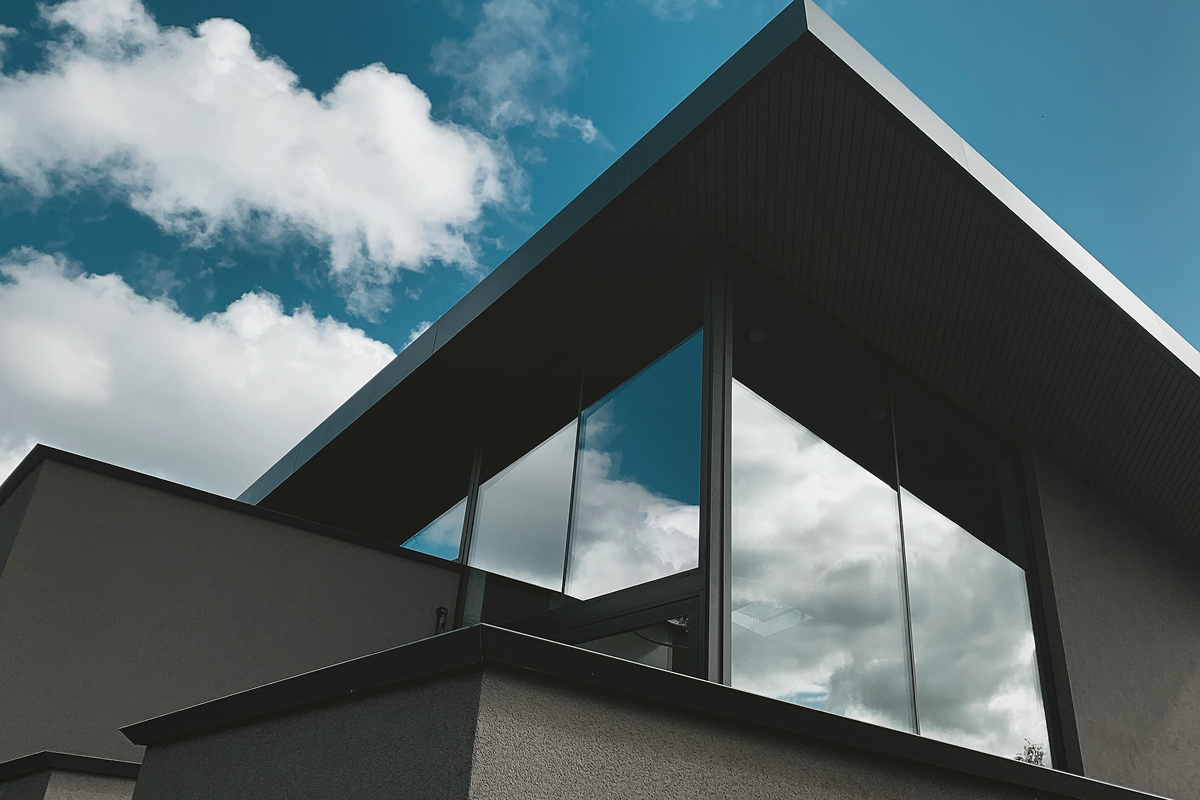 Comment nettoyer ses vitres sans traces ? La méthode des pros à la maison